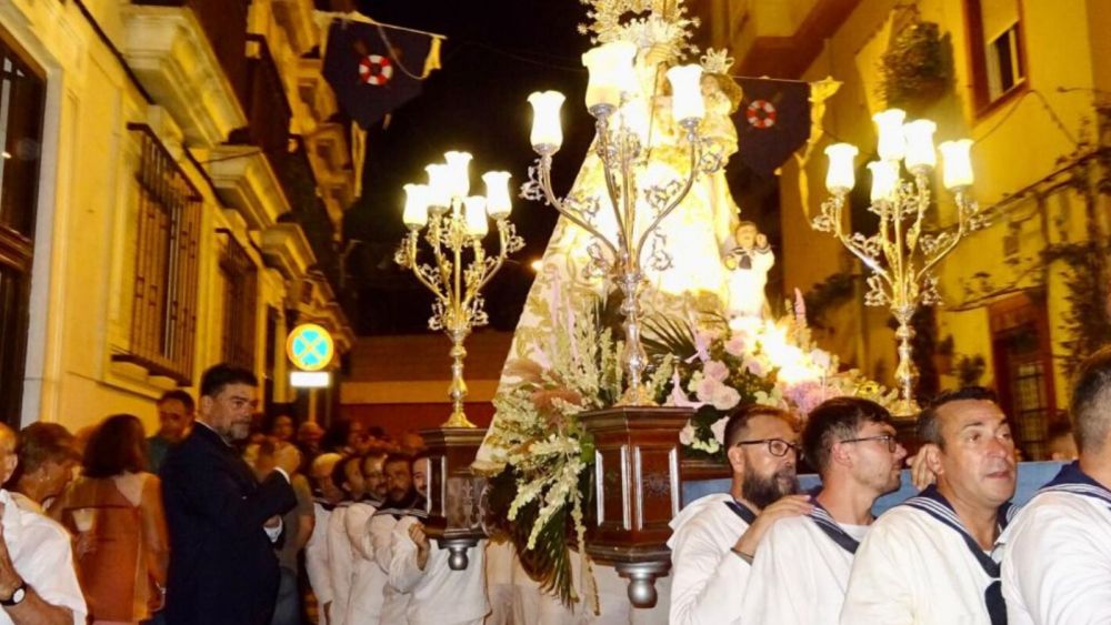 Procesión marinera de la Vigen del Socorro en el Raval Roig Procesión marinera de la Vigen del Socorro en el Raval Roig