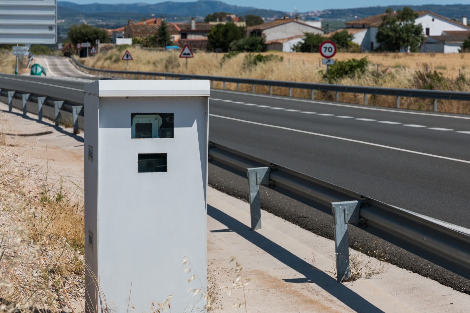 Un radar fijo en una carretera de Alicante (Foto: Getty)