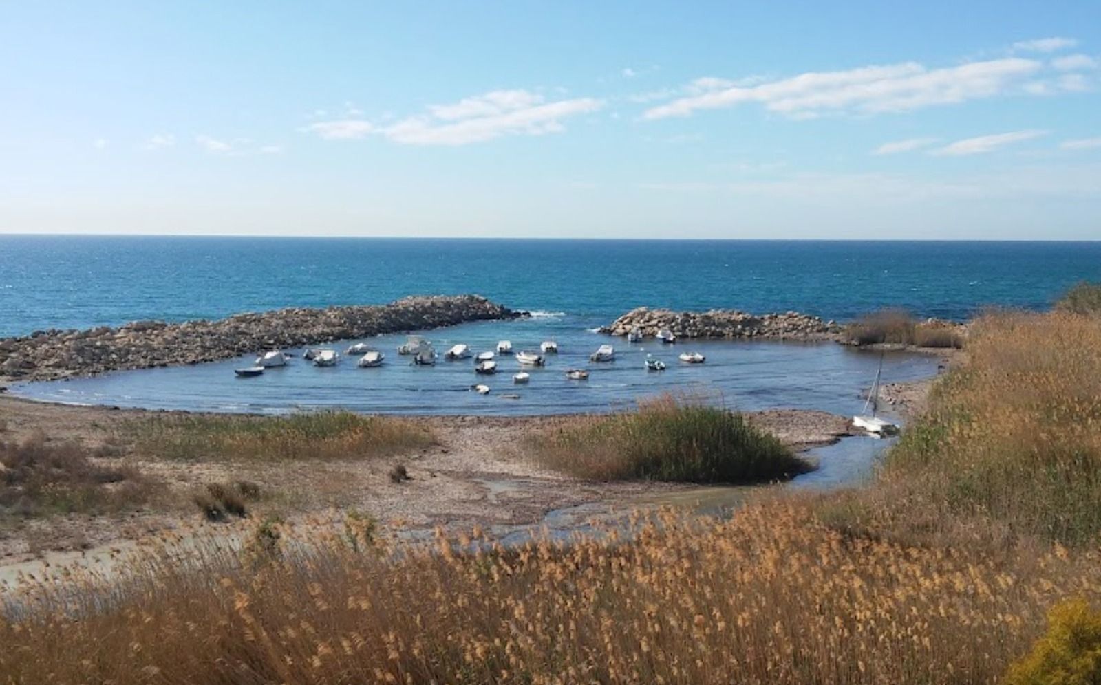 Diverses embarcacions en la Cala Baeza de El Campello (Foto: Toñi Conde)
