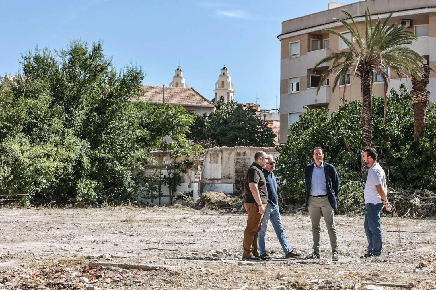 El alcalde de Elda visita los terrenos del futuro aparcamiento público