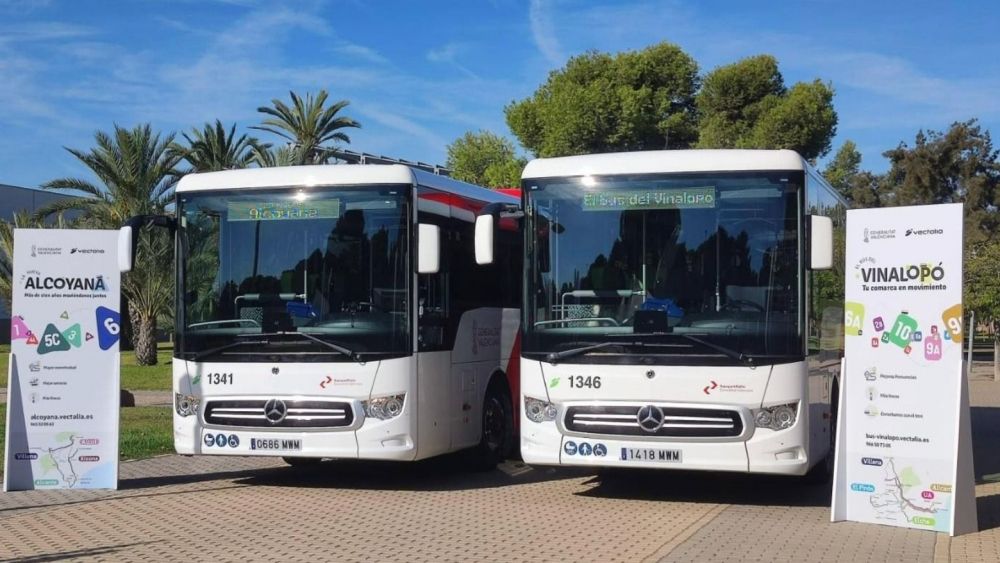 Dos autobuses durante la presentación de las nuevas líneas del Vinalopó y L'Alcoià Dos autobuses durante la presentación de las nuevas líneas del Vinalopó y L'Alcoià