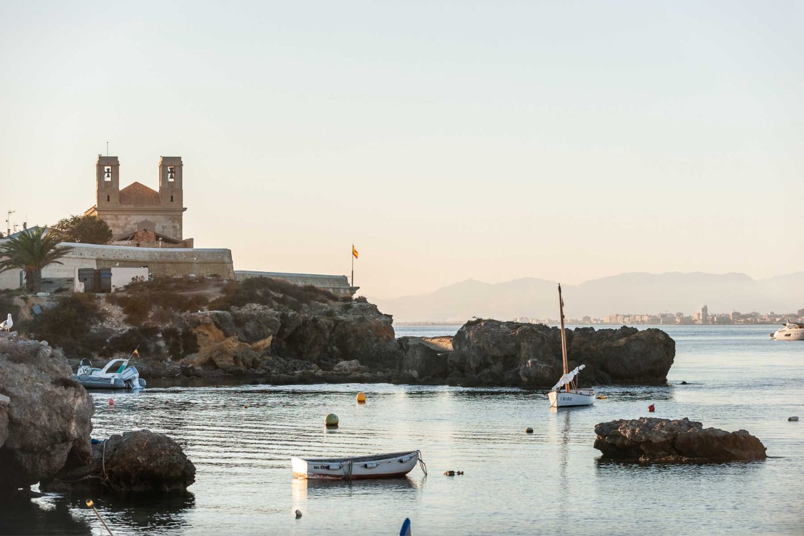 El port de Tabarca en el capvespre
