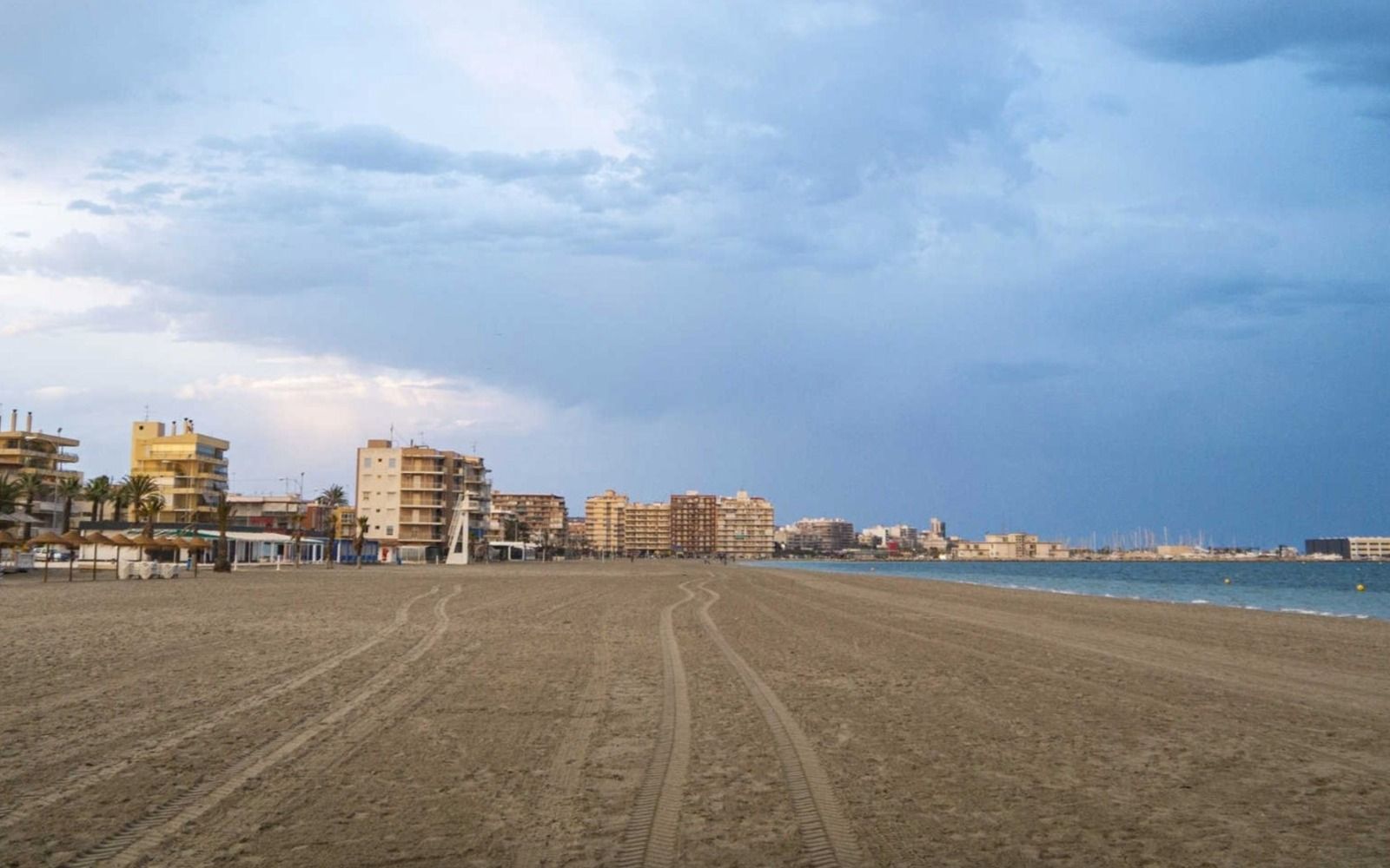 Zona de arena vacía en la Gran Playa de Santa Pola