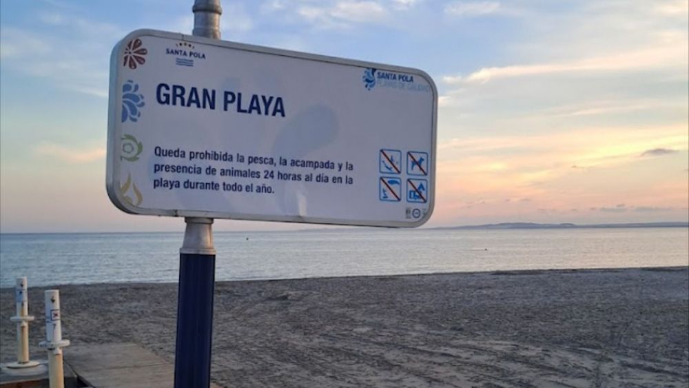 Señal turística e informativa en la Gran Playa de Santa Pola Señal turística e informativa en la Gran Playa de Santa Pola