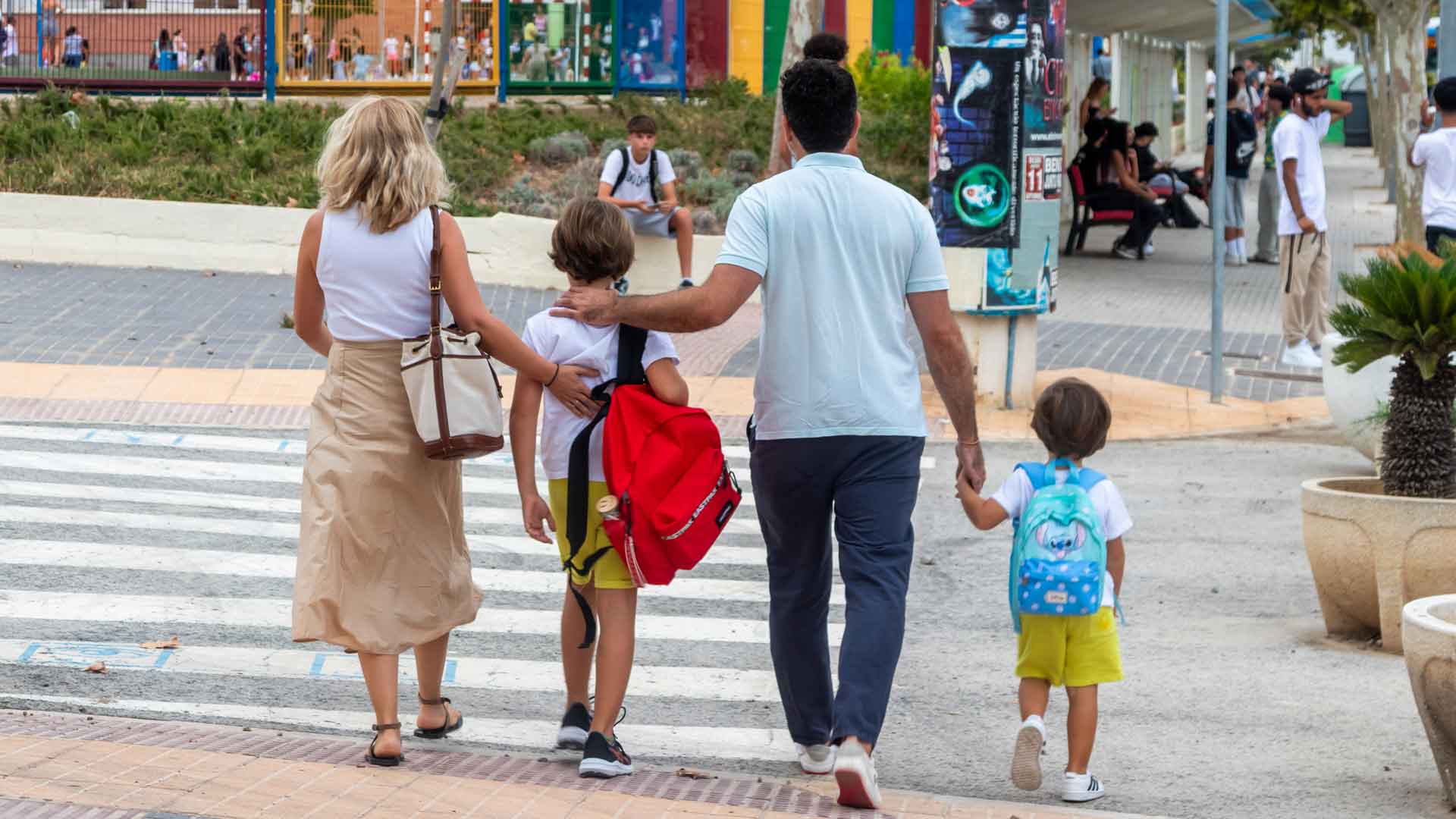 Una familia lleva a sus hijos al colegio en Alicante