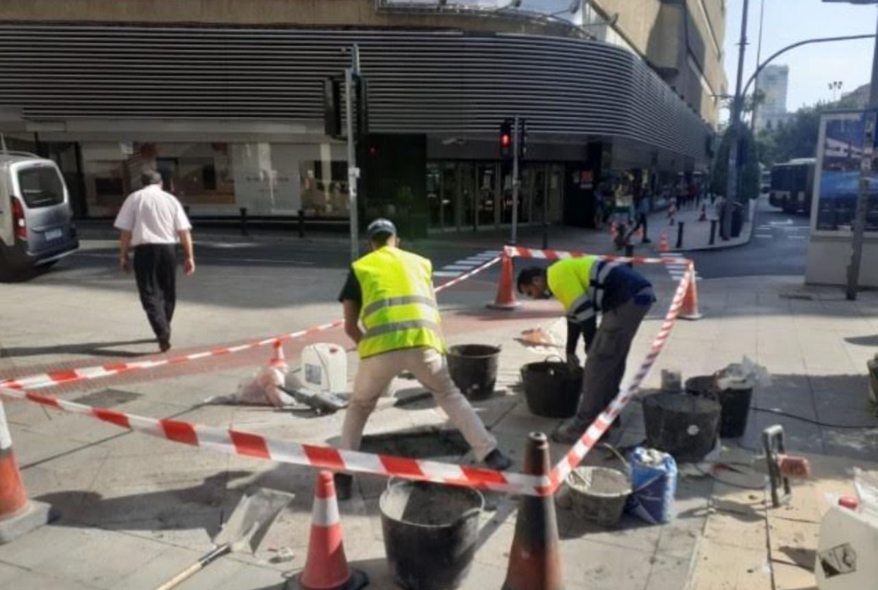 Trabajos de mantenimiento en la acera de la avenida Maisonnave en Alicante
