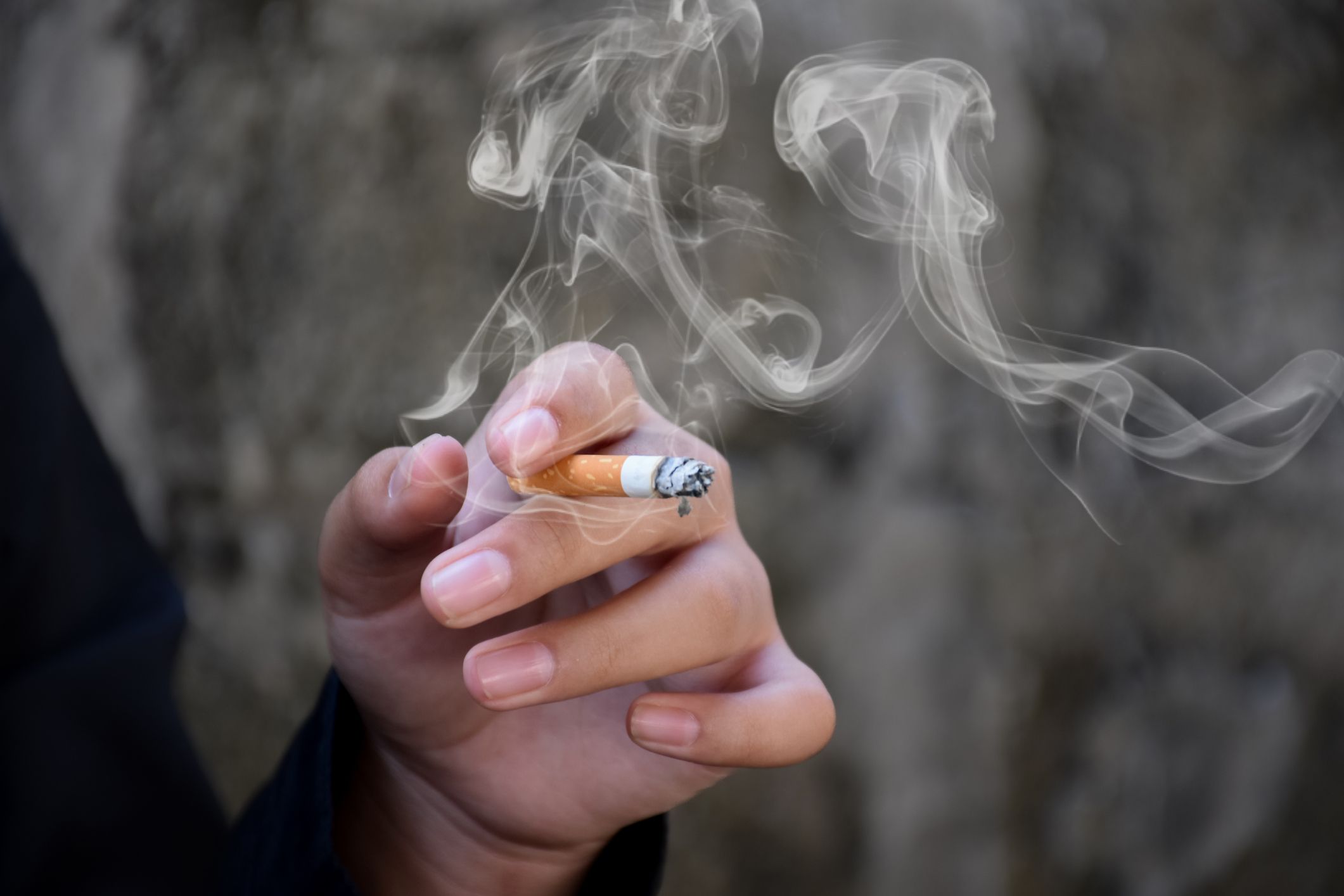 Una persona fumando en una calle de Alicante