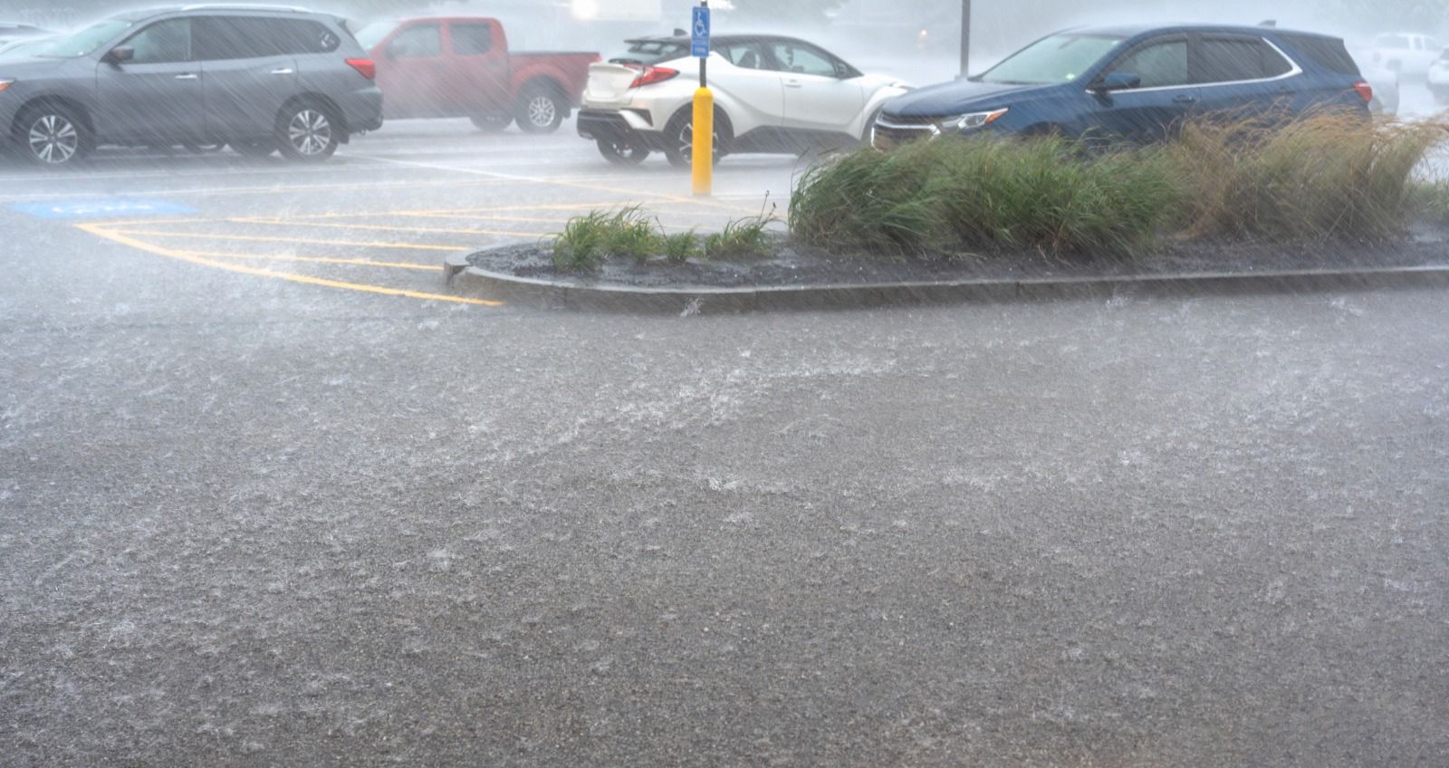 Un aparcamiento bajo la lluvia intensa