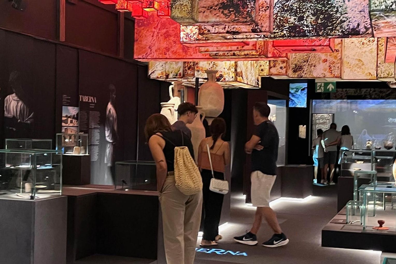Visitants en l'exposició Ciutats de Llum en el MARQ d'Alacant