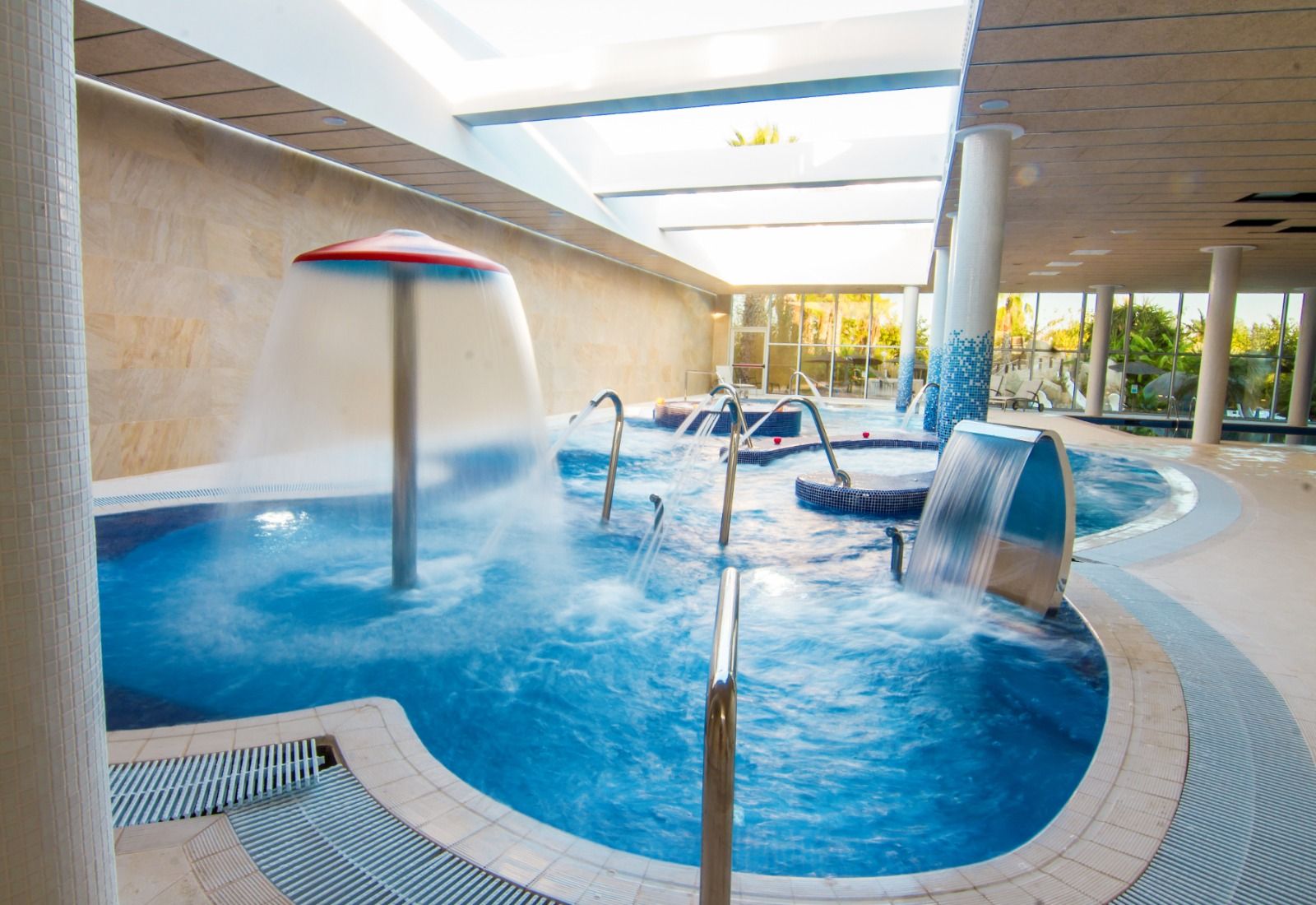 Zona de piscina y spa en el camping La Marina de Alicante