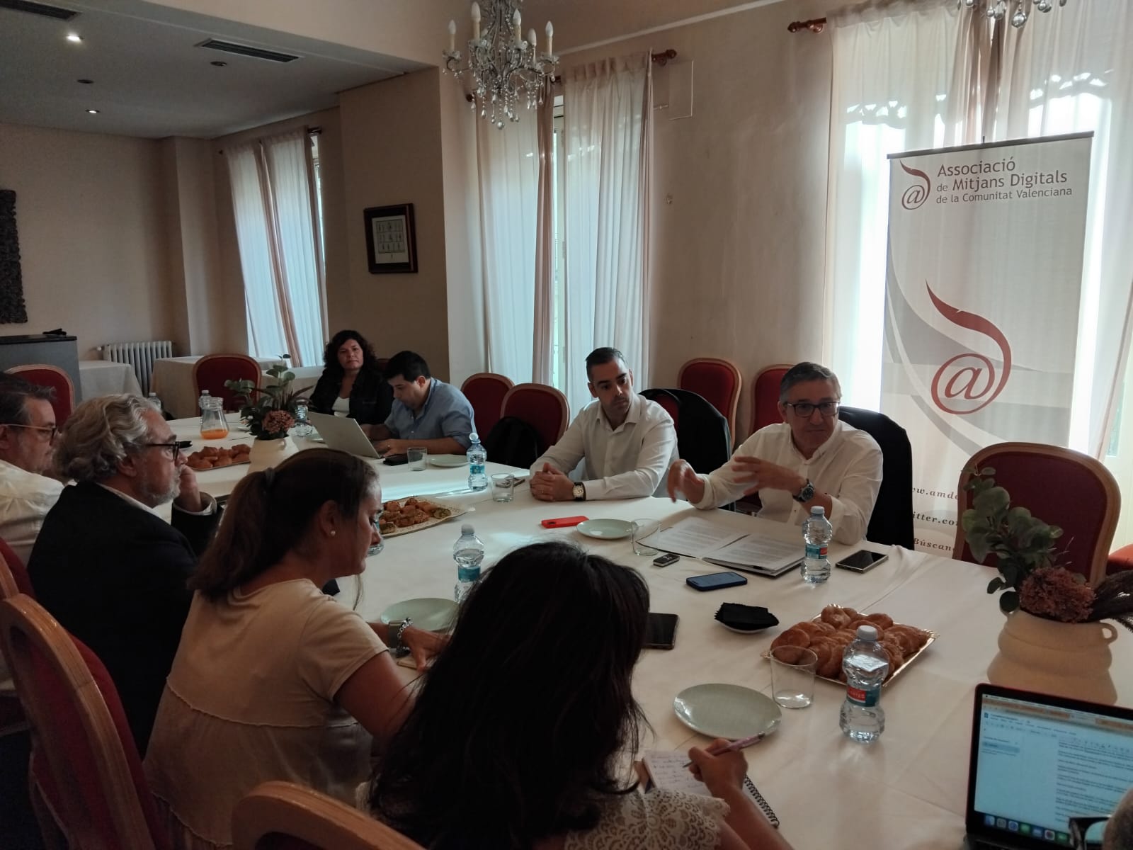 Desdejuni informatiu de l'AMDCOMVAL amb el Conseller d'Educació