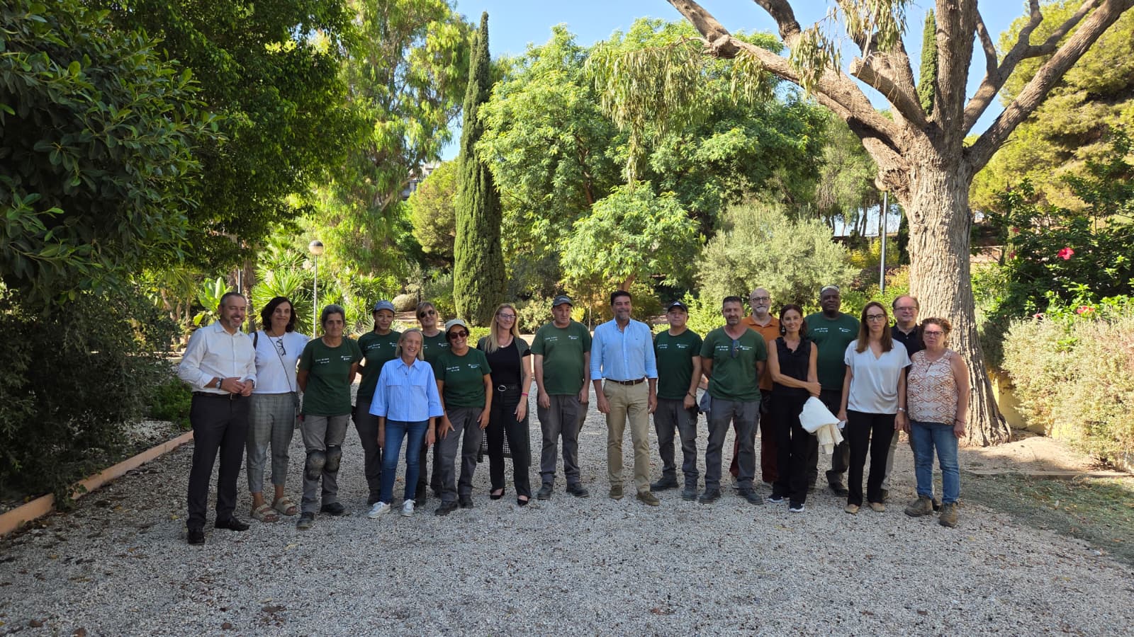 Barcala y De España junto a los alumnos del taller de jardinería