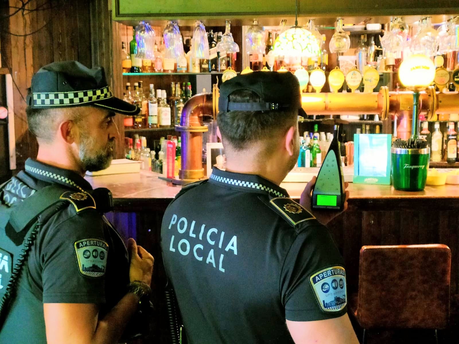 Agentes de la Policia Local de Alicante con un dispositivo de control de ruido