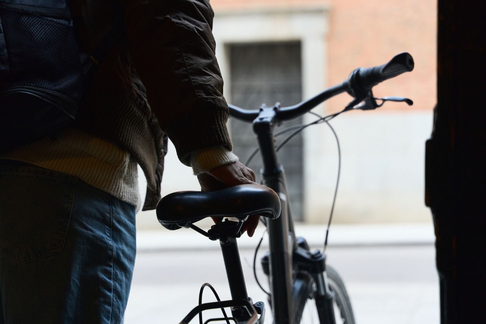 Una persona utiliza una bicicleta