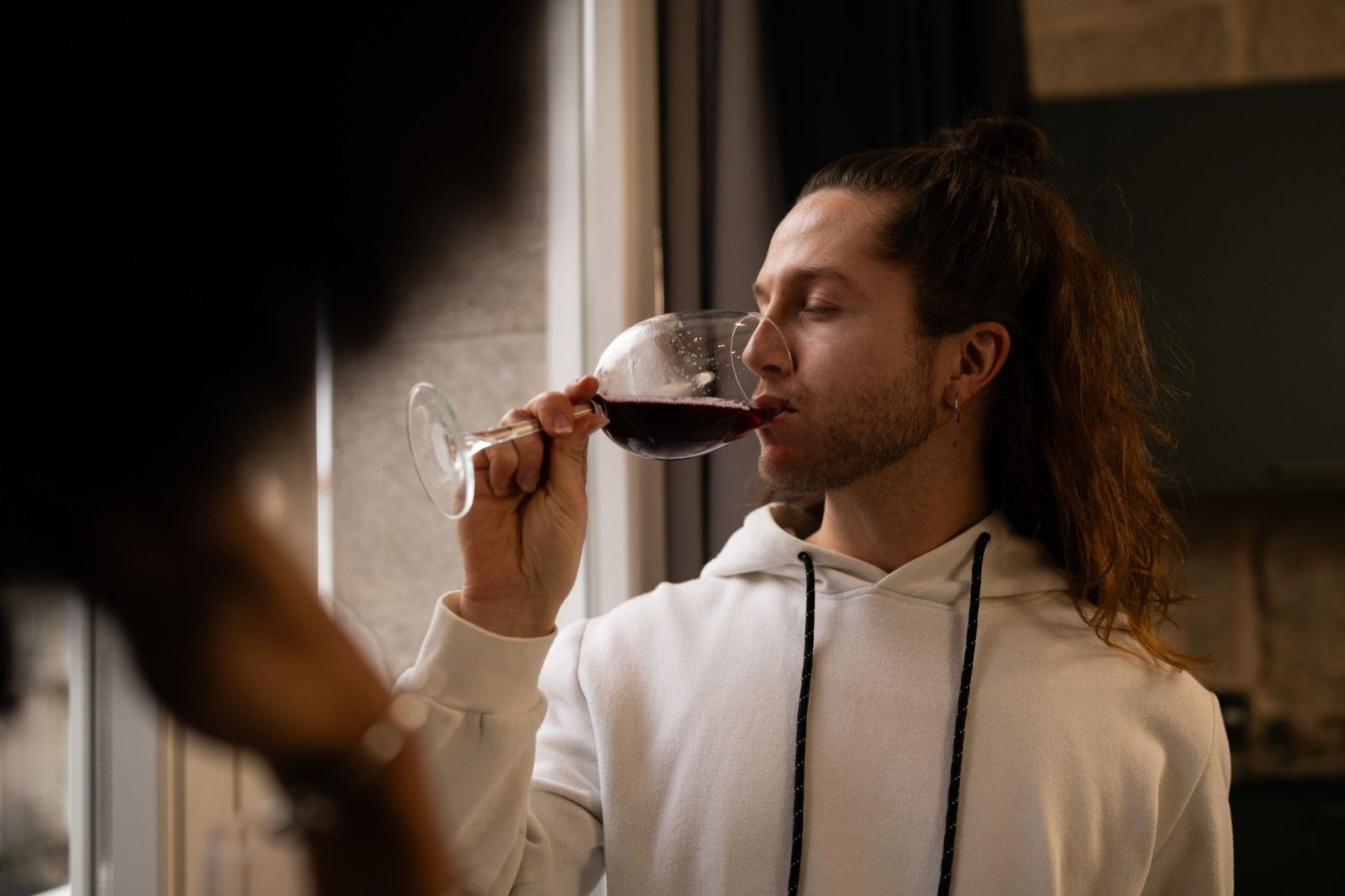 Un hombre participa en una cata de vinos en Alicante (Foto: Asier López)