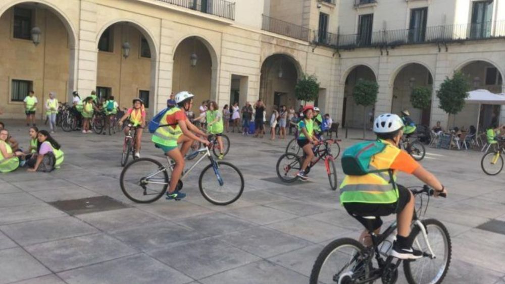 Xiquets i xiquetes participen en la Setmana de la Mobilitat a Alacant Xiquets i xiquetes participen en la Setmana de la Mobilitat a Alacant
