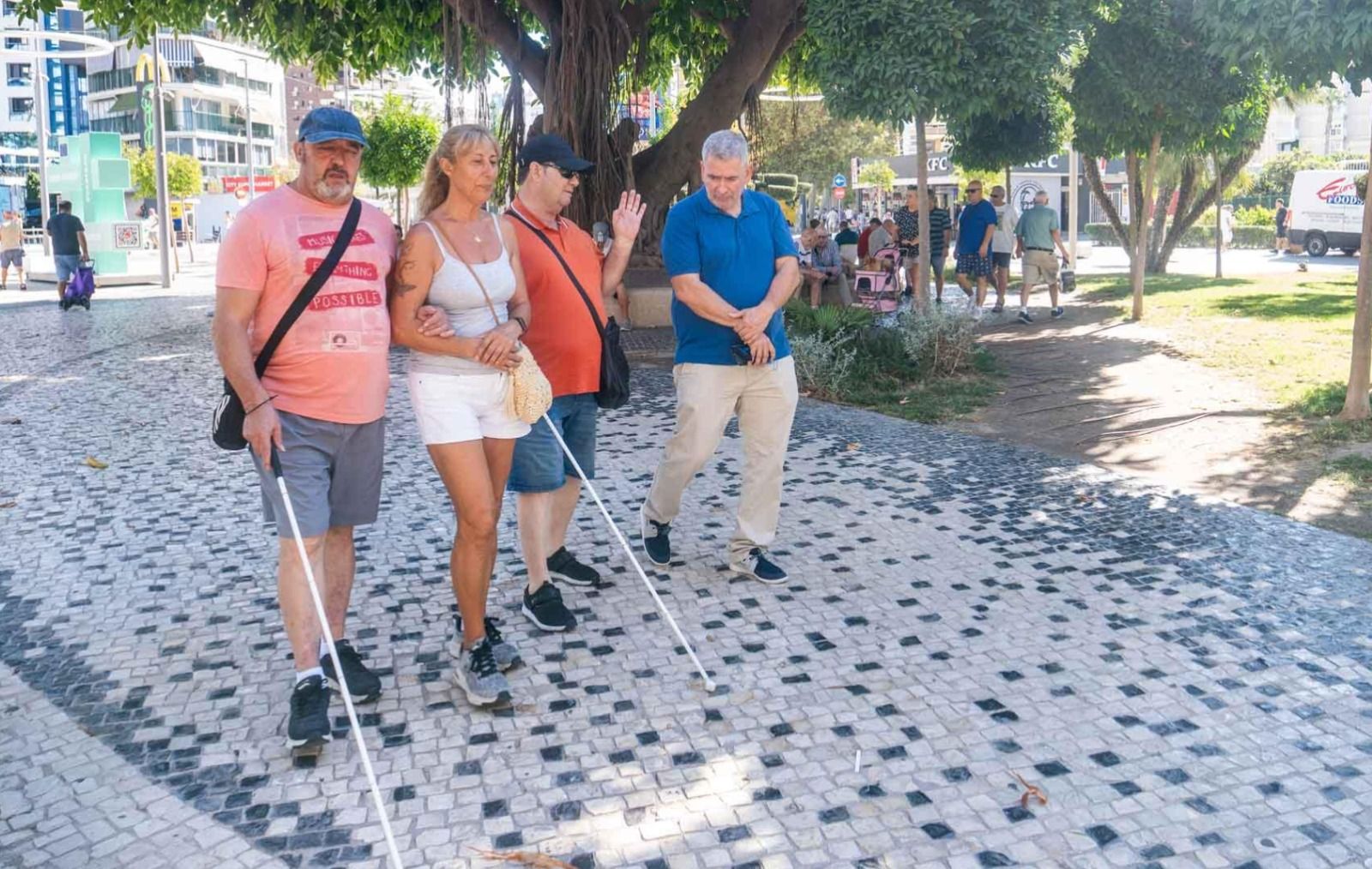 Varias personas invidentes en un paseo de Benidorm