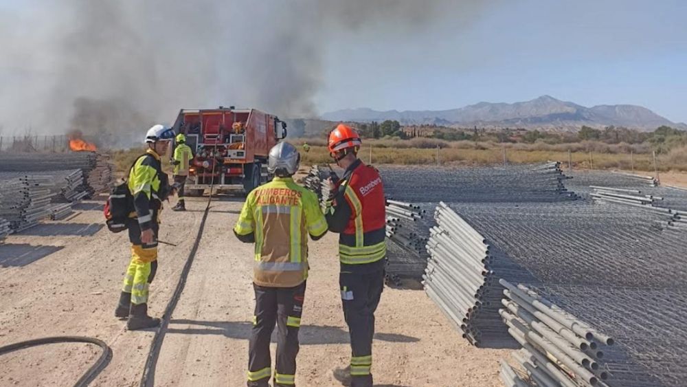 Bomberos del Speis de Alicante en el incendio de Fontcalent