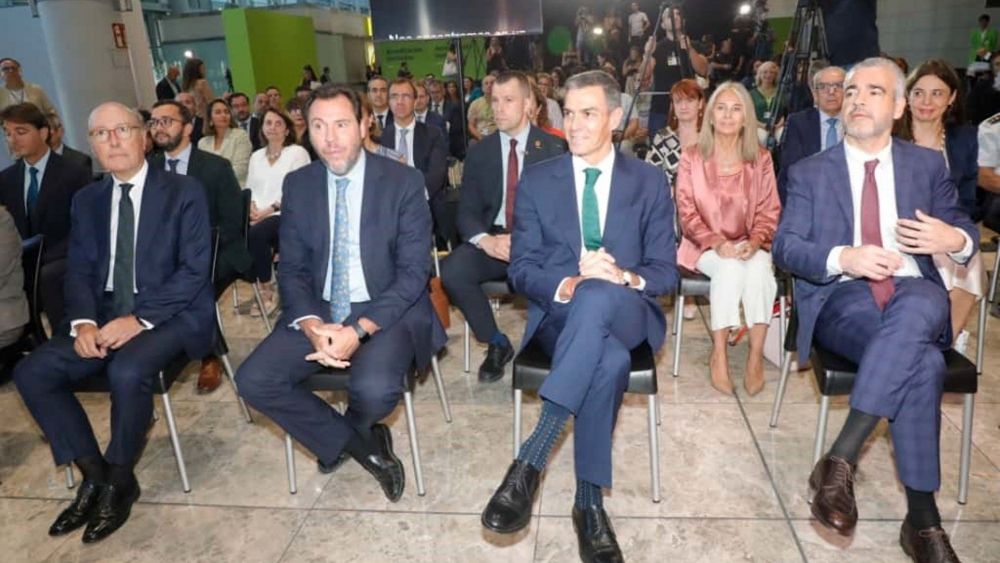 Sánchez y Puente en la presentación del DORA en el aeropuerto de Alicante Elche
