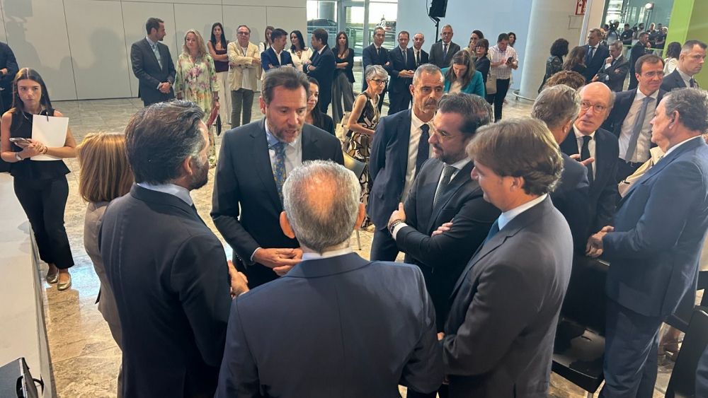 El ministro Óscar Puente conversa con el alcalde de Elche, Pablo Ruz, y el concejal de Movilidad de Alicante, Carlos de Juan