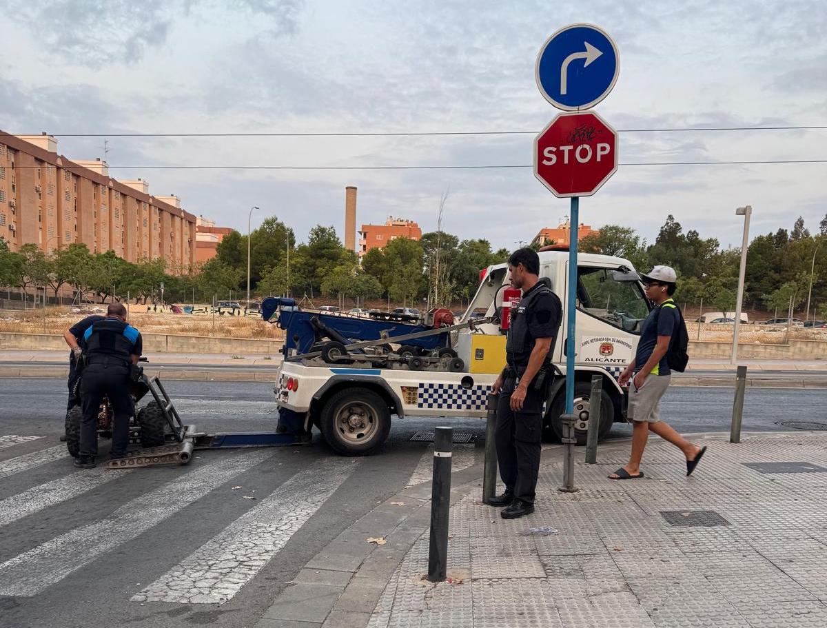 Retirada de vehículos abandonados en la Zona Norte de Alicante
