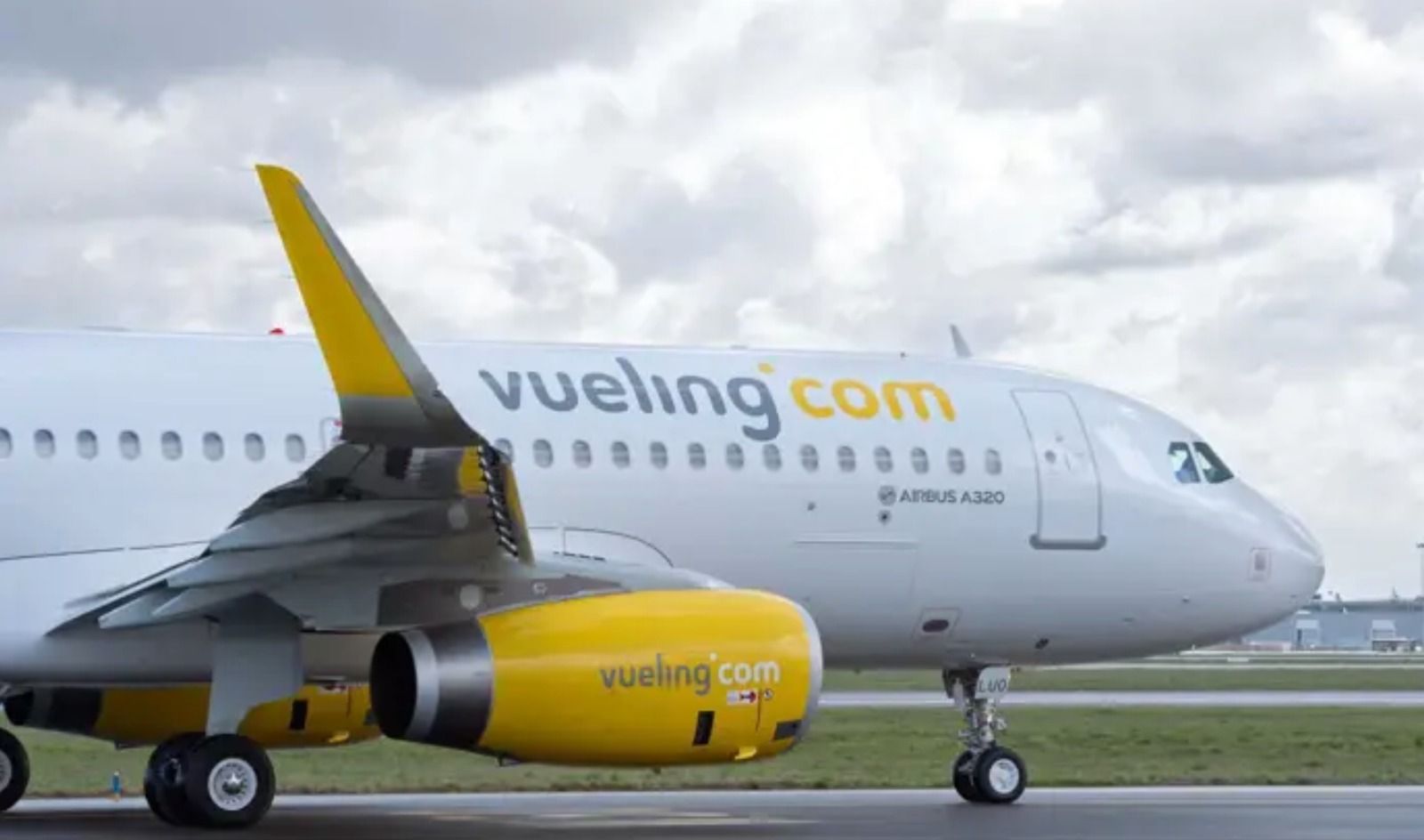 Un avió de Vueling en l'aeroport d'Alacant Elx
