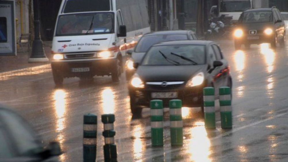 Diversos cotxes en una carretera d'Alacant baix la pluja Diversos cotxes en una carretera d'Alacant baix la pluja