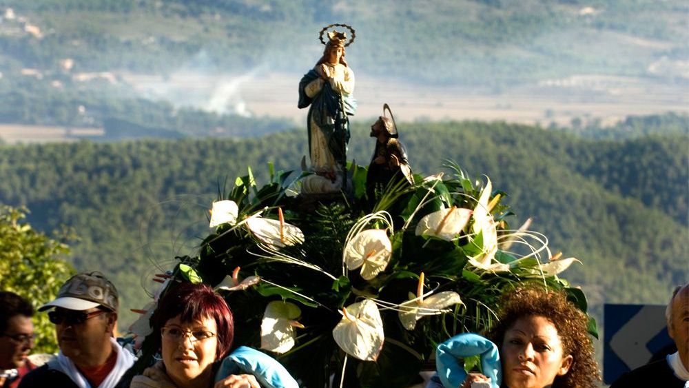 Diverses dones traslladen a la patrona d'Alcoi en romería