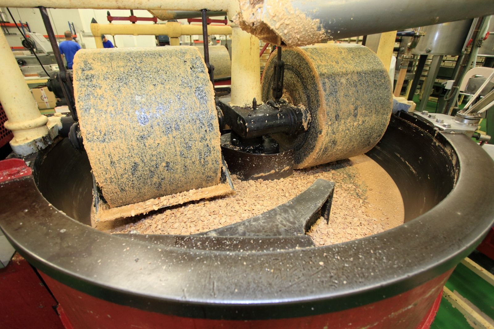 Maquina haciendo turrón en una empresa de Xixona