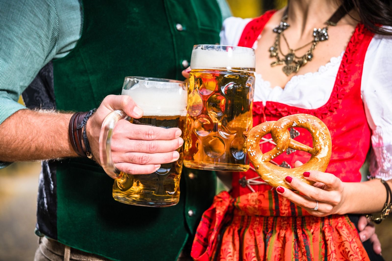 Un hombre y una mujer durante la celebración de Oktoberfest en Alicante