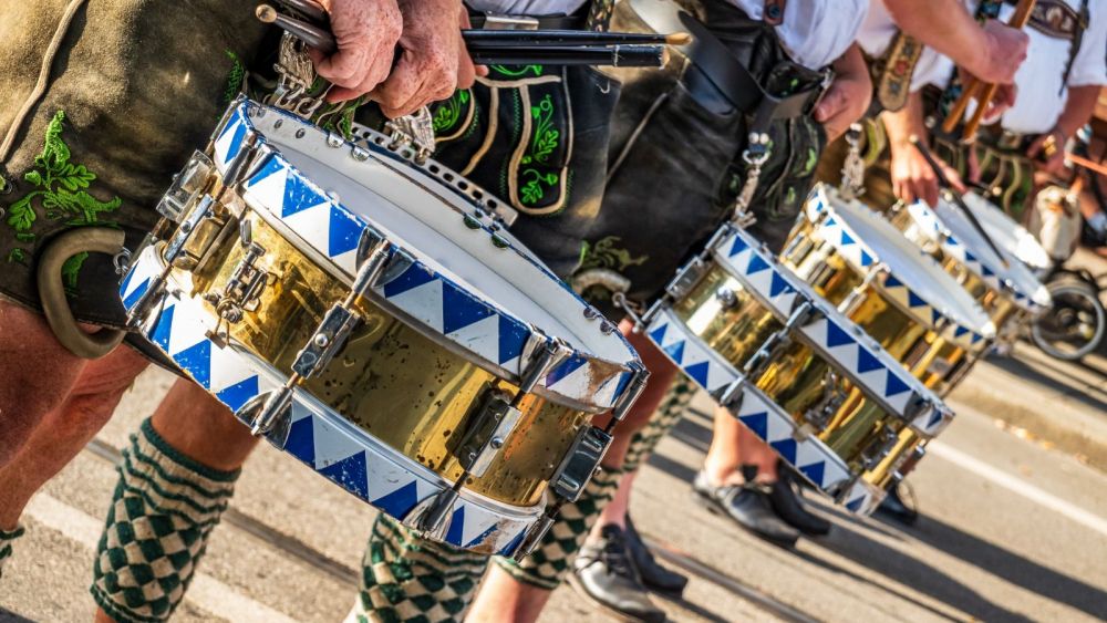 Música y trajes tradicionales de Baviera en el Oktoberfest