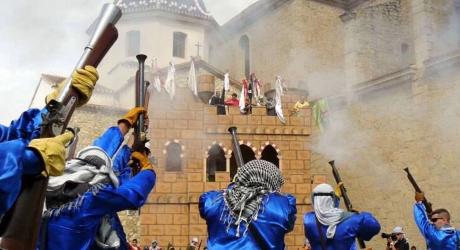 Embajada y disparos de arcabucería en los moros y cristianos de Altea