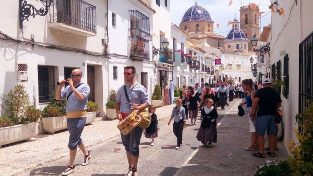 Pasacalles en el casco histórico de Altea durante las fiestas de Moros y Cristianos