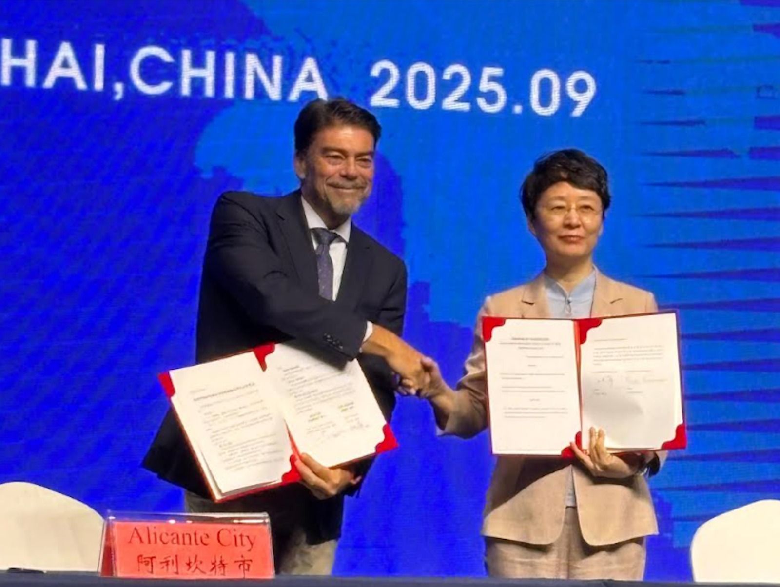 Firma del convenio entre las ciudades de Alicante y Weihai