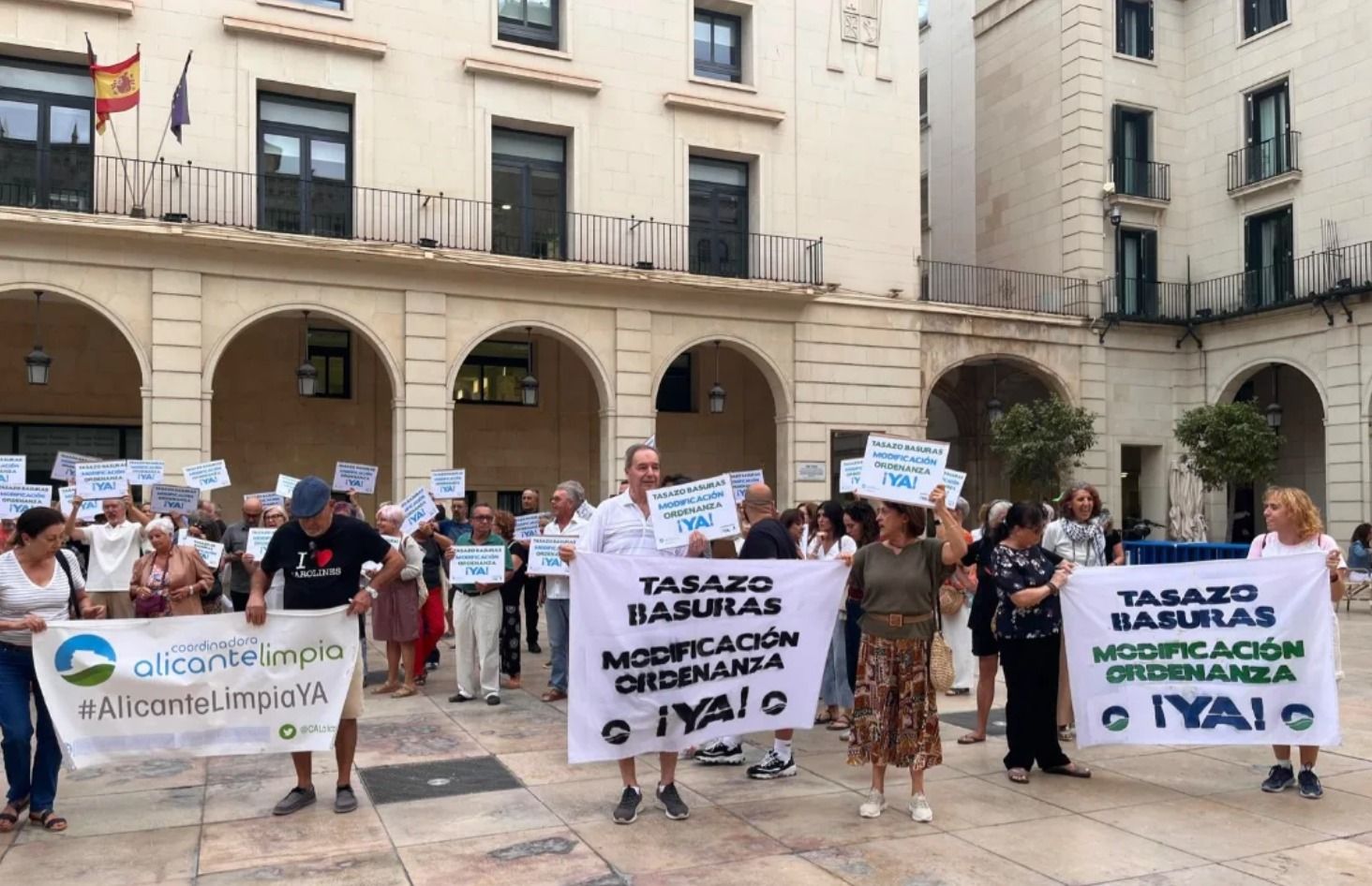 Protesta contra el 'tasazo' de la basura en Alicante (Foto: CAL)