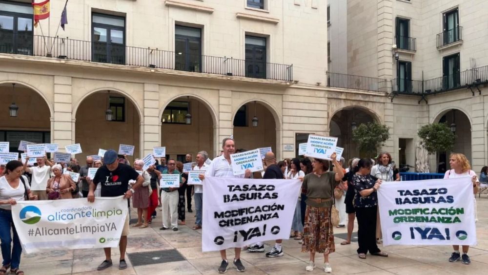 Protesta contra el 'tasazo' de la basura en Alicante (Foto: CAL) Protesta contra el 'tasazo' de la basura en Alicante (Foto: CAL)