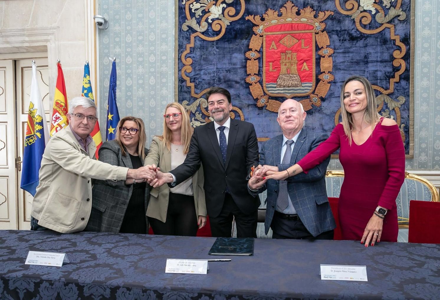 El alcalde Barcala y la concejala de Empleo, De España, junto a representantes de las entidades económicas de Alicante