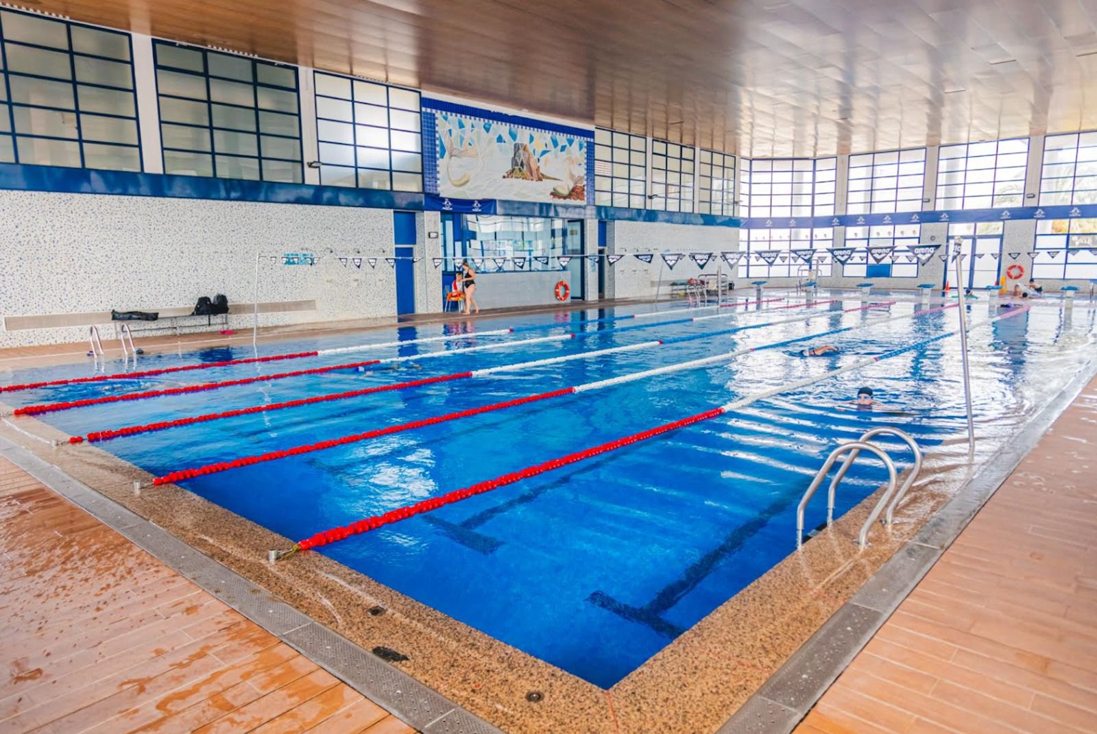 Varias personas utilizan la piscina municipal de Calpe
