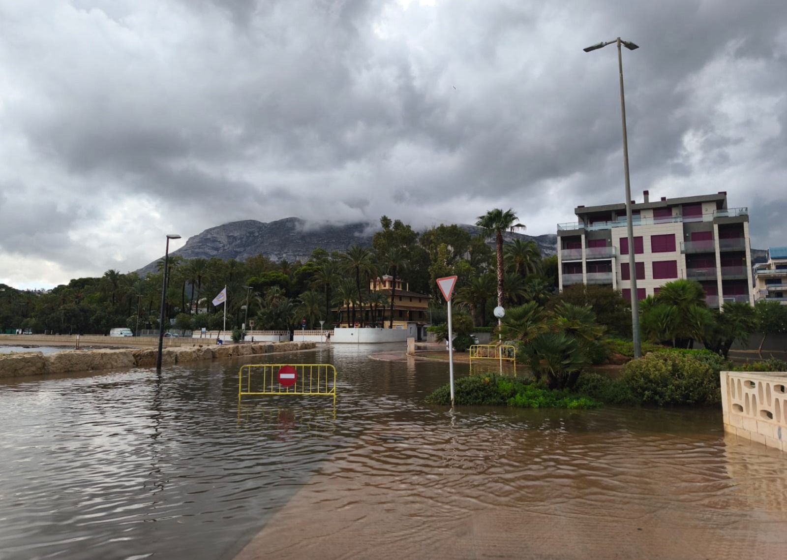 Camí tallat a Dénia durant un episodi de pluja intensa i tempestes (Foto: Ajuntament de Dénia)