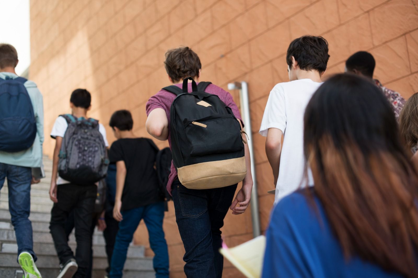 Varios alumnos acceden a un instituto en Alicante