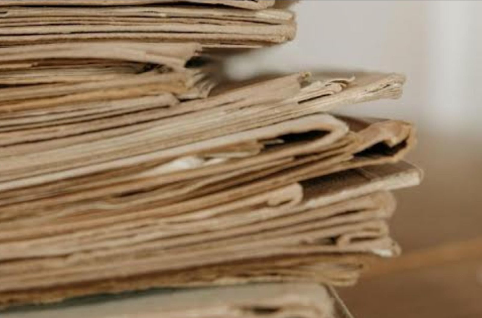 Documentos antiguos en un archivo de Alicante