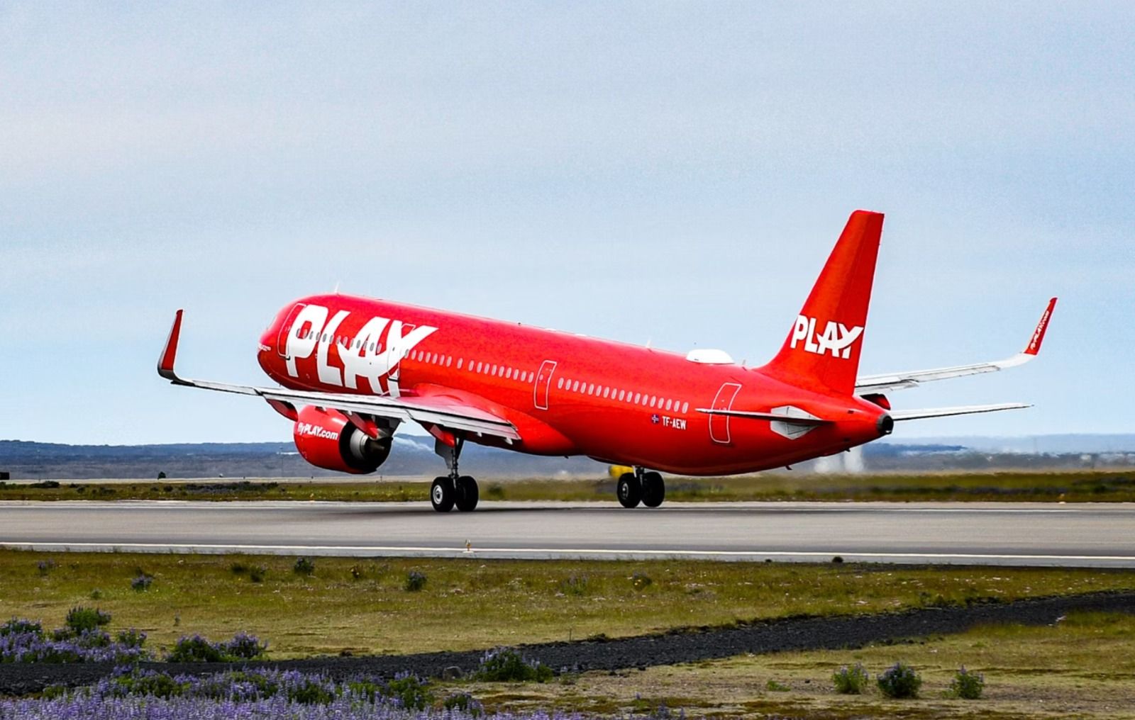 Un avión de la compañía Fly Play despega de un aeropuerto