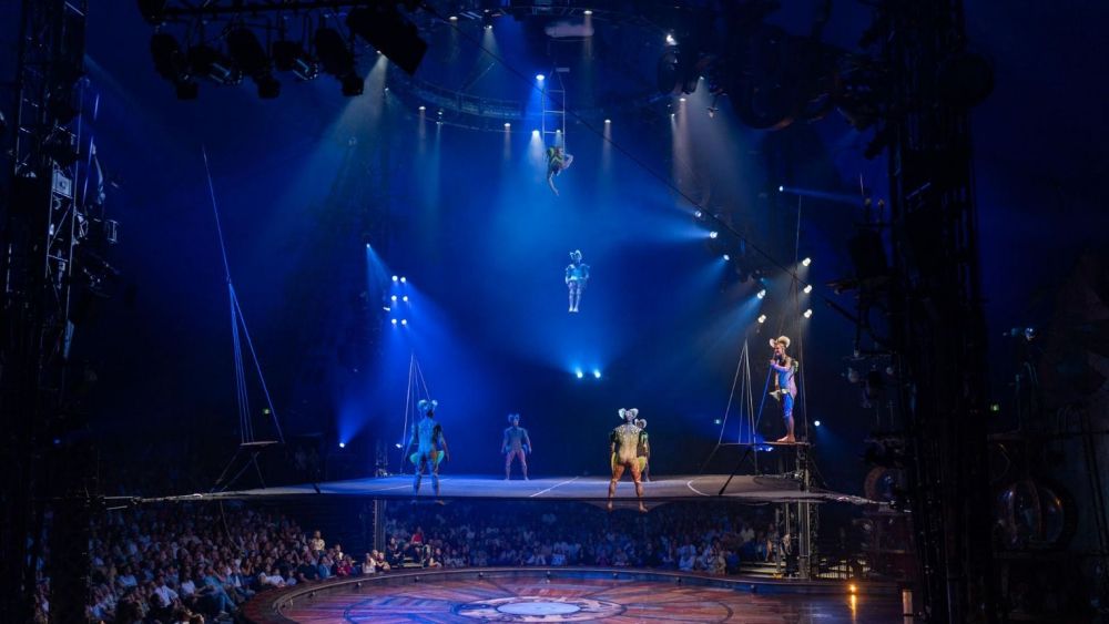Espectáculo de acrobacias de KURIOS en el Circo del Sol 