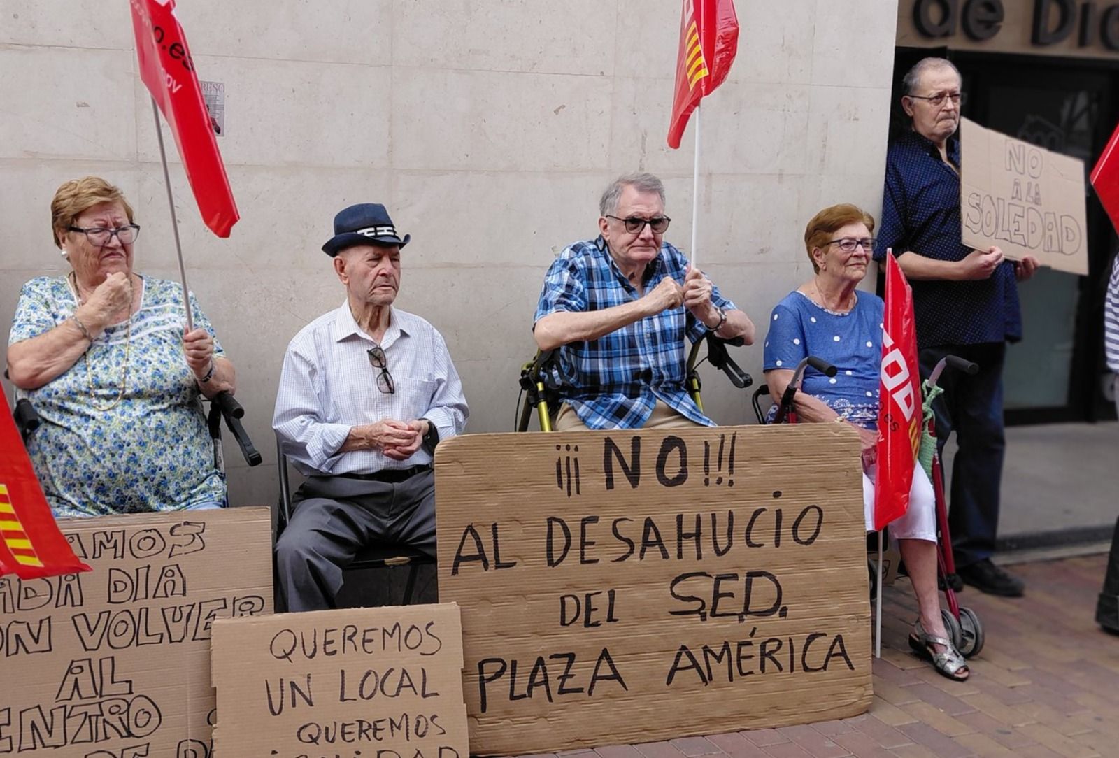 Varios usuarios se movilizan contra el cierre del Centro de Día de Plaza América (Foto: Compromís Alicante)