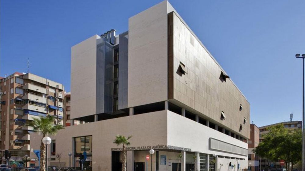 Edificio de servicios públicos en la Plaza América Edificio de servicios públicos en la Plaza América