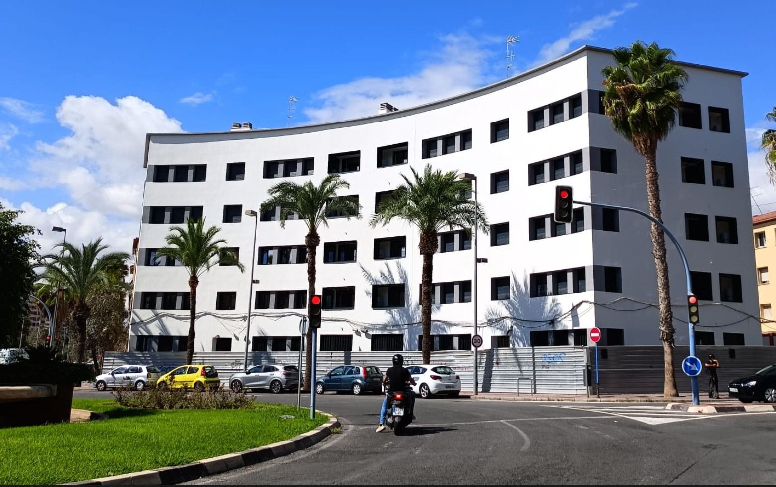 Nuevo edificio rehabilitado en el barrio Miguel Hernández de Alicante