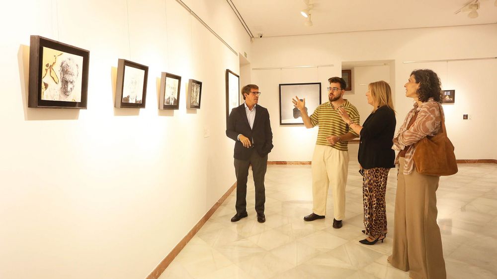 El artista Adrián Espoy explica uno de sus cuadros El artista Adrián Espoy explica uno de sus cuadros