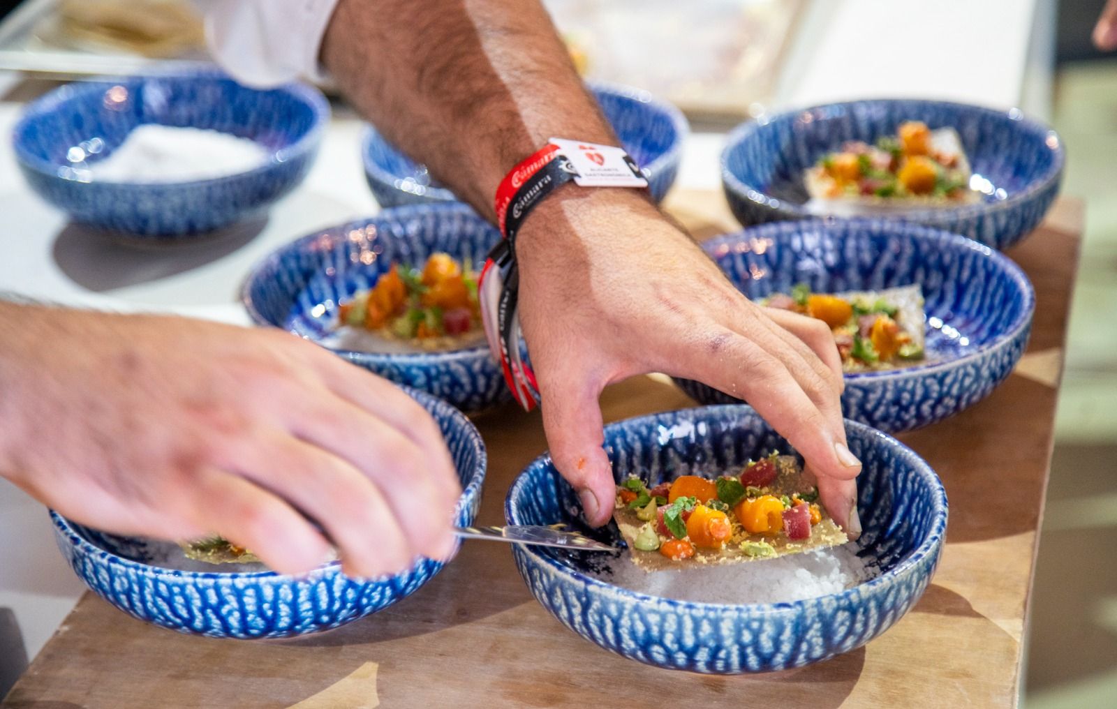 Un chef prepara una de sus recetas en la Isla de las Tapas de Alicante Gastronómica