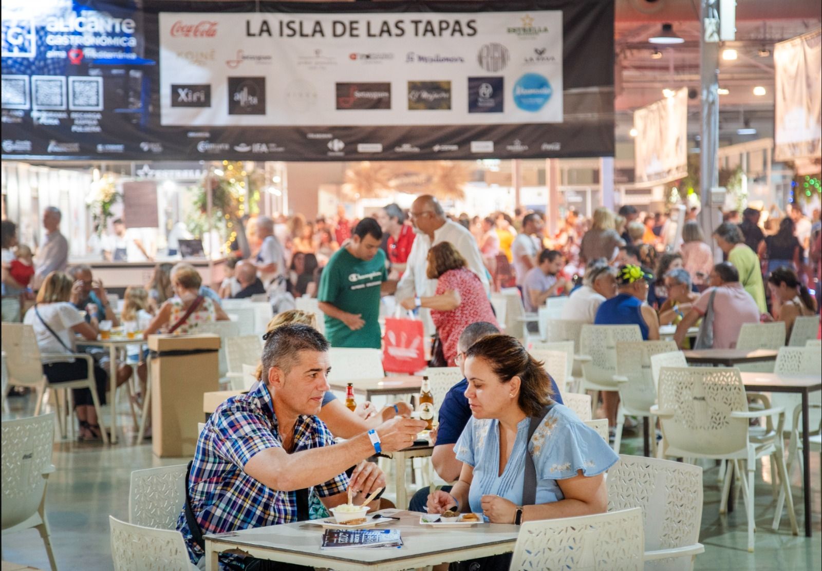 Una pareja en el espacio de la Isla de las Tapas en Alicante Gastronómica