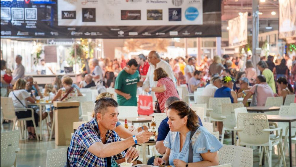Una pareja en el espacio de la Isla de las Tapas en Alicante Gastronómica